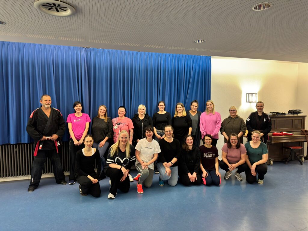 Nadja Krätschmer und Gerold Bauer beim Training der Selbstbehauptung mit den Durlanger Landmädels