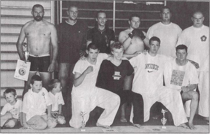 Die Sieger und Platzierten des 1. Wetzgauer Vale-Tudo Cups 2002 mit den Kampfrichtern Wolfgang Joos-Held und Ralf Werner.