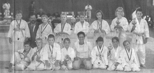 BJJ-Turnier beim BSC Wetzgau: Der erfolgreiche Nachwuchs des Budosportclubs Wetzgau mit seinen Medaillen und Pokalen.