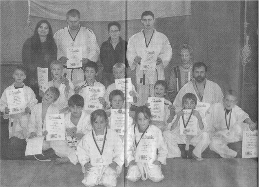 Kodokan-Judo Meisterschaft: Die erfolgreiche Mannschaft des BSC Wetzgau mit ihren Urkunden und Pokalen.